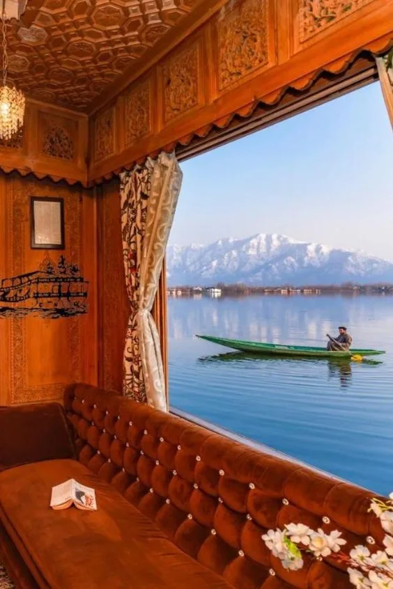 Day 1 – Arrival in Srinagar | Houseboat Stay & Winter Sightseeing